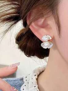 1 Pair Fashion Geometric Faux Pearl Stud Earrings, Personalized Exquisite Elegant Niche Design, Fresh Cute Minimalist Versatile Earrings Suitable For Women's Daily And Holiday Wear - White - View 3