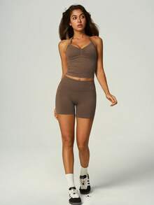 UONNOU Conjunto de 2 piezas para entrenamiento con top corto fruncido de cuello halter y shorts sin costuras de cintura alta con efecto levantador de glúteos, ajuste ceñido - Marrón Mocha - Ver 9