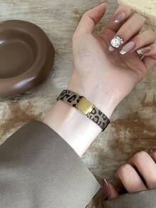 1件女款方形紅色錶盤石英手錶，極簡設計（無小時標記），可調節錶帶，時尚優雅，適合日常配戴 - 金色 - 查看 5