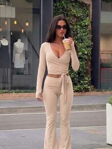 Set Kasual Wanita: Atasan Crop Lengan Panjang Potongan Rendah Warna Polos dan Celana Panjang Model Flare yang Melangsingkan - Khaki - View 3
