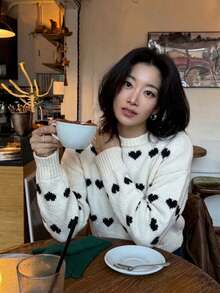 愛心圖案圓領灰色針織毛衣，長袖寬鬆版型，柔軟保暖質感，休閒秋冬穿搭，時尚情人節套頭上衣 - 白色 - 查看 1