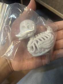 1件萬聖節鴨子骨架樹脂雕像，復古奇趣風格桌面骷髏雕像。此裝飾品採用半身鴨子骨架設計，細緻還原骷髏與肋骨結構，營造獨特吸睛外觀。米白色做舊色調賦予其自然古生物標本氛圍。雕像小巧精緻，工藝細膩，骨骼紋理清晰立體，底座穩固不易傾倒。 - 鴨子骨架 - 查看 8