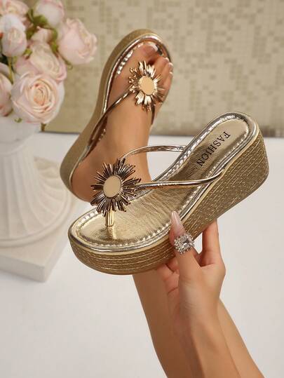 Sandalias de cuña con plataforma y hebilla de metal dorado para mujer, chanclas con clip en el dedo impermeables, sandalias de playa para vacaciones y uso diario con aumento de altura