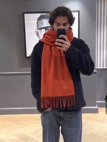 1件秋冬經典流蘇純色羊絨圍巾，中性時尚休閒防風保暖披肩，舒適毯巾圍巾，適合日常穿搭，節日禮物首選，情侶拍照必備圍巾 - 磚紅色 - 查看 5