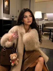 Manteau d'hiver en fausse fourrure pour femmes, veste chaude en peluche à manches longues, manteau mi-long en fausse fourrure abricot, veste en peluche douce à silhouette ample, Top d'hiver épais et chaud de style Old Money, fausse fourrure de renard douce de style socialite, poignets en fourrure, Old Money, fausse fourrure de renard, style socialite, ambiance hivernale, trajets, fêtes - Nude - Voir 8