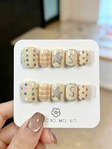 10片手工穿戴式美甲片，短方圓形，秋冬聖誕風，奶杏色底色搭配格紋手繪設計，彩色星星亮片、銀色閃亮大星星、波點圖案，活力可愛秋季氛圍，適合秋季出遊與聖誕氛圍穿搭，含全套美甲工具，完美禮物 - 香檳色 - 查看 12