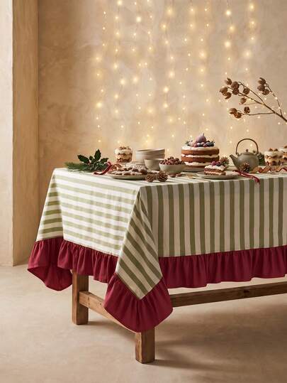 1 pezzo Tovaglia a righe sottili verdi e bianche con bordo arricciato bordeaux, materiale in tessuto stile natalizio, dettaglio patchwork con bordo arricciato bordeaux rettangolare, protezione antimacchia, funzione di decorazione e abbellimento del tavolo, adatta per la disposizione del tavolo dei dolci natalizi e le scene delle feste
