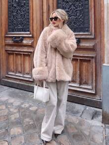 Manteau d'hiver en fausse fourrure pour femmes, veste chaude en peluche à manches longues, manteau mi-long en fausse fourrure abricot, veste en peluche douce à silhouette ample, Top d'hiver épais et chaud de style Old Money, fausse fourrure de renard douce de style socialite, poignets en fourrure, Old Money, fausse fourrure de renard, style socialite, ambiance hivernale, trajets, fêtes - Nude - Voir 4