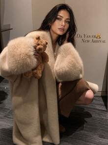 Manteau d'hiver en fausse fourrure pour femmes, veste chaude en peluche à manches longues, manteau mi-long en fausse fourrure abricot, veste en peluche douce à silhouette ample, Top d'hiver épais et chaud de style Old Money, fausse fourrure de renard douce de style socialite, poignets en fourrure, Old Money, fausse fourrure de renard, style socialite, ambiance hivernale, trajets, fêtes - Nude - Voir 1