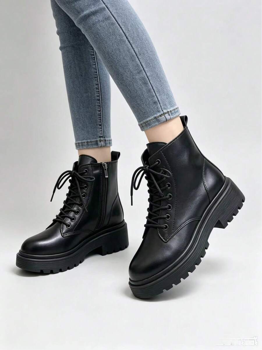 秋冬穿搭上衣搭配女款黑色軍裝風低跟靴,可搭配任何牛仔褲,前綁帶設計女靴 - 黑色 - 查看 1