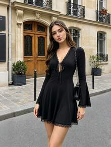 Gaun Pendek Wanita Warna Hitam dengan Leher V Dalam, Rajutan, Patchwork Renda, dan Lengan Mengembang, Model A-Line - Hitam - View 1