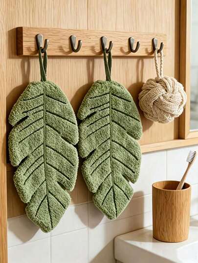Ces serviettes présentent un motif de feuille de bananier et sont fabriquées en polaire corail doux et absorbant. Parfaites pour une utilisation dans les salles de bain, les cuisines et les environnements domestiques, elles constituent un excellent cadeau pour les amateurs de plantes et un accent décoratif pour ajouter de la beauté à votre espace.