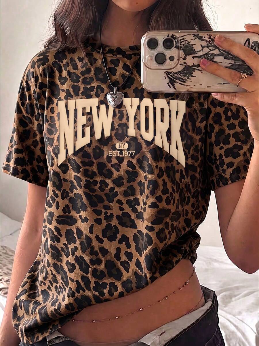 Camiseta de manga corta con cuello redondo, estampado de leopardo y gráfico de letras para mujer, estilo universitario Y2K - Multicolor - Ver 1