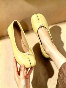 Sepatu Flat Wanita Kuning dengan Ujung Terpisah, Ringan, Serbaguna, Model Slip-On, Sepatu Ujung Bulat Bertali Pendek, Sepatu Komuter yang Mudah Dipakai - Kuning keemasan - View 10