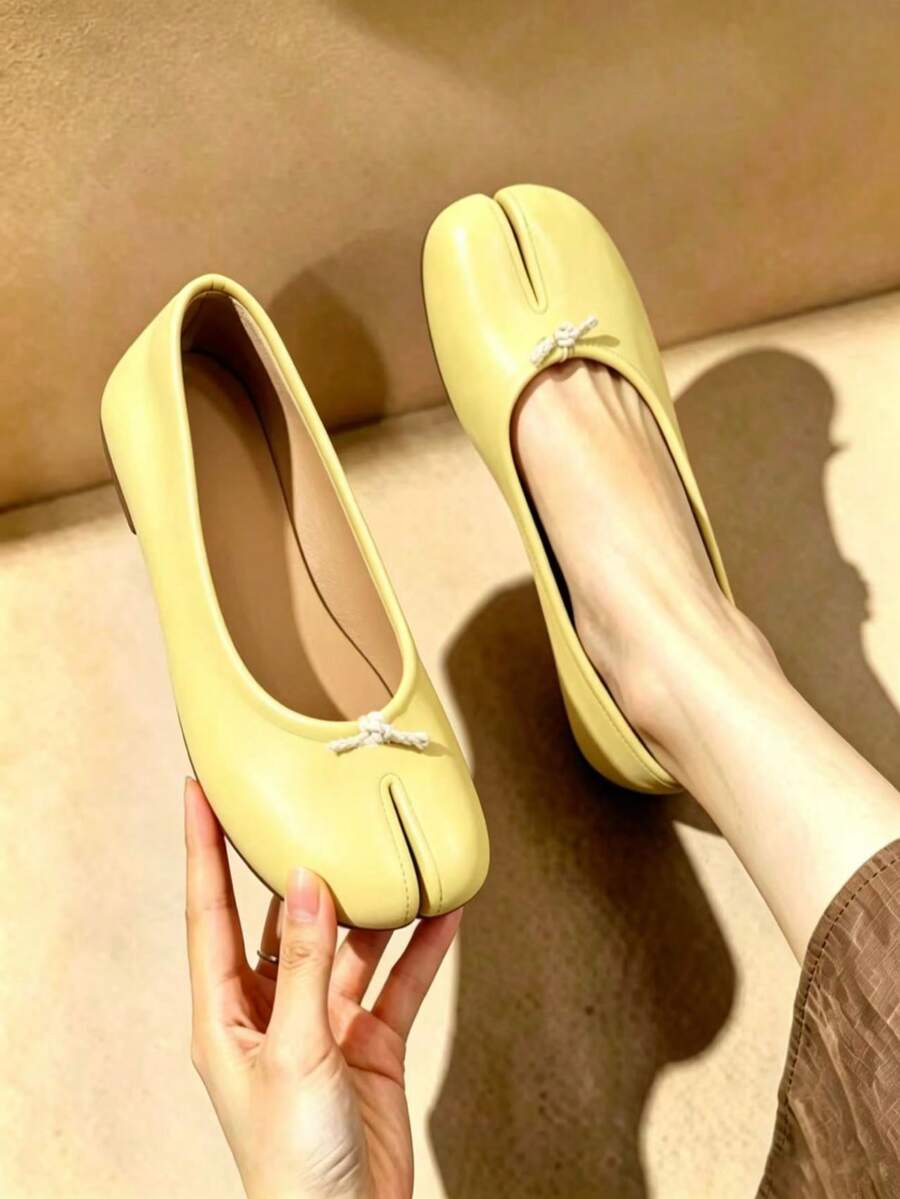 Sepatu Flat Wanita Kuning dengan Ujung Terpisah, Ringan, Serbaguna, Model Slip-On, Sepatu Ujung Bulat Bertali Pendek, Sepatu Komuter yang Mudah Dipakai - Kuning keemasan - View 1