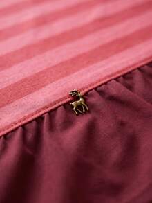 1pc Red And White Thin Striped With Burgundy Ruffle Edge Tablecloth, Christmas Baking Style Fabric Material, Rectangular Burgundy Ruffle Edge Patchwork Detail, Stain-Resistant Protection And Decorative Function For Home Long Table, Suitable For Christmas Baking Decor And Holiday Kitchen Scenes - Red - View 7