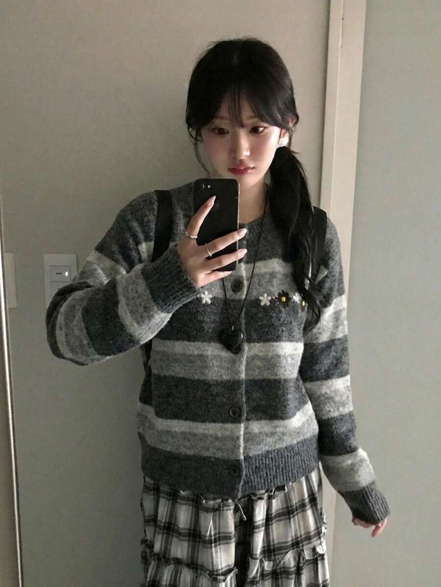 韓式條紋花卉刺繡針織開襟衫 女款圓領單排扣寬鬆毛衣外套復古溫柔上衣 - 深灰色 - 查看 1