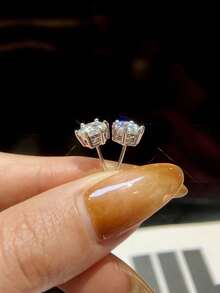 1件裝莫桑石耳釘式耳環，經典款 0.5ct 六爪設計，適合女性日常配戴與特殊場合 - 六爪莫桑耳釘 - 查看 6