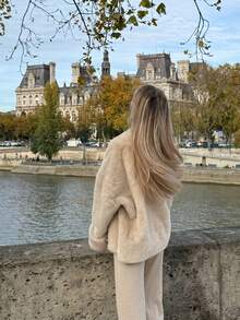 Manteau d'hiver en fausse fourrure pour femmes, veste chaude en peluche à manches longues, manteau mi-long en fausse fourrure abricot, veste en peluche douce à silhouette ample, Top d'hiver épais et chaud de style Old Money, fausse fourrure de renard douce de style socialite, poignets en fourrure, Old Money, fausse fourrure de renard, style socialite, ambiance hivernale, trajets, fêtes - Nude - Voir 11