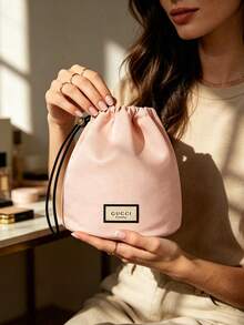 Tas Penyimpanan Makeup Serut Warna Pink Lembut, Terbuat dari Kain, Portabel, Kapasitas Besar, Desain Serut Anti Debu, Dapat Menyimpan Berbagai Perlengkapan Makeup, Cocok untuk Bepergian, Berbelanja, Perjalanan, Perjalanan Bisnis, di Rumah, dan Berbagai Skenario Lainnya, Praktis untuk Penggunaan Pribadi, Cocok untuk Hadiah Ulang Tahun, Liburan, Hadiah untuk Sahabat, Suvenir, GUCCI - Light Pink - View 3