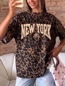 Camiseta de manga corta con cuello redondo, estampado de leopardo y gráfico de letras para mujer, estilo universitario Y2K - Multicolor - Ver 3