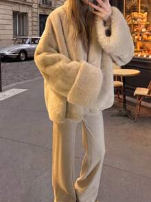 Manteau d'hiver en fausse fourrure pour femmes, veste chaude en peluche à manches longues, manteau mi-long en fausse fourrure abricot, veste en peluche douce à silhouette ample, Top d'hiver épais et chaud de style Old Money, fausse fourrure de renard douce de style socialite, poignets en fourrure, Old Money, fausse fourrure de renard, style socialite, ambiance hivernale, trajets, fêtes - Nude - Voir 10