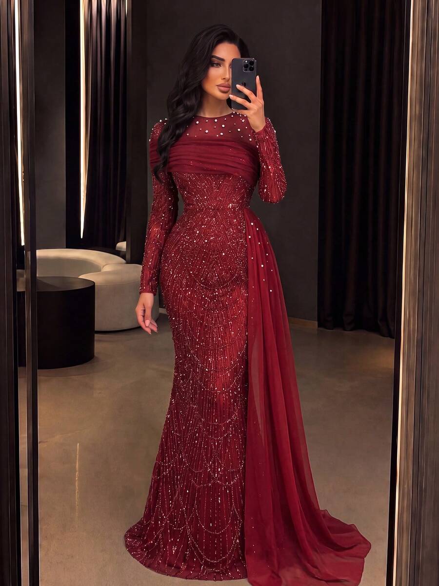 فستان سهرة أنيق مرصع بالخرز والترتر بتصميم حورية البحر مع ذيل شفاف غير متماثل وزخارف لؤلؤية، مناسب للحفلات الراقية والزفاف والفعاليات والمناسبات الرسمية