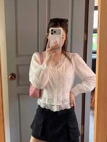 甜美蕾絲飾邊V領泡泡長袖襯衫，鈕扣開襟短版上衣，女款秋季外出上衣 - 白色 - 查看 2