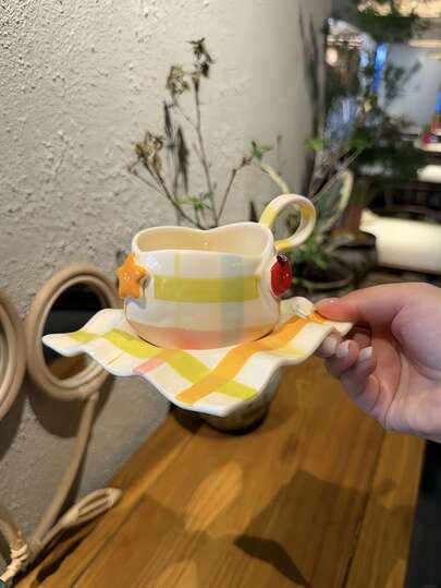 Cute Colorful Plaid 3D Apple & Star Embossed Ceramic Cup And Saucer Set, Latte Cup, Afternoon Tea Cup, Breakfast Cup, Cold Drink Cup, Dessert Cup, Suitable For Home Coffee Daily Use, Ideal Holiday, Birthday, Back To School, Housewarming Gift