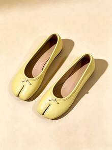 Sepatu Flat Wanita Kuning dengan Ujung Terpisah, Ringan, Serbaguna, Model Slip-On, Sepatu Ujung Bulat Bertali Pendek, Sepatu Komuter yang Mudah Dipakai - Kuning keemasan - View 2