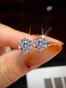 1件裝莫桑石耳釘式耳環，經典款 0.5ct 六爪設計，適合女性日常配戴與特殊場合 - 六爪莫桑耳釘 - 查看 3
