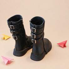 Sepatu bot tinggi anak perempuan berwarna hitam keren dengan detail lipit, resleting samping, dan tiga gesper, cocok untuk dipadukan dengan pakaian sehari-hari di musim gugur/musim dingin. - Hitam - View 4
