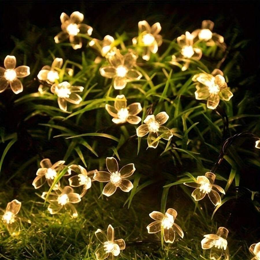 Outdoor Solar Powered Cherry Blossom Fairy Lights, 100 LED 3D Flower Shaped String Lights, Waterproof And Sun-Resistant, Solar Powered , Multiple Lighting Modes Switchable. 12m Long Cable Convenient For Wrapping Greenery, Fences, Tree Trunks, Suitable For Yard, Patio, Lawn Decoration, Wedding, Proposal Scenes, Social Media Photo Spots, Creating Warm And Romantic Outdoor Atmosphere Decorative String Lights.