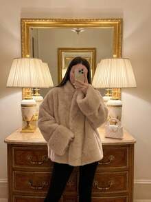 Manteau d'hiver en fausse fourrure pour femmes, veste chaude en peluche à manches longues, manteau mi-long en fausse fourrure abricot, veste en peluche douce à silhouette ample, Top d'hiver épais et chaud de style Old Money, fausse fourrure de renard douce de style socialite, poignets en fourrure, Old Money, fausse fourrure de renard, style socialite, ambiance hivernale, trajets, fêtes - Nude - Voir 9
