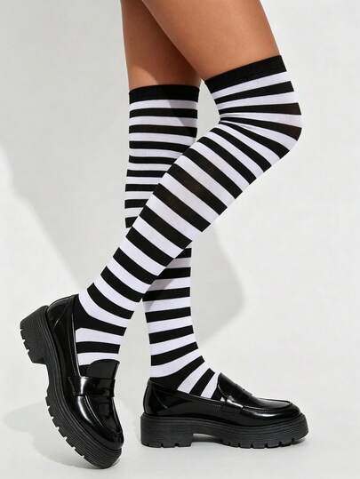 1 Pair Women's Over-The-Knee Socks, Christmas Black And White Striped Candy Cane Long Socks For Holiday Party, Cosplay, Sexy Style, Pair With Red High Heels (Random Stripe Pattern)