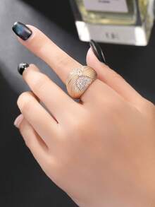 قطعة واحدة خاتم نسائي عريض بنسيج مفتوح مع تصميم ملتوٍ، مزين بالزركونيا الدقيقة المرصعة، خاتم شخصي مبالغ فيه، متوفر بألوان ذهبية وفضية، مناسب للاستخدام اليومي والحفلات والملابس المسائية - خاتم مجدول بلمسة مطفية - مشاهدة 1