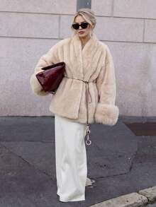 Manteau d'hiver en fausse fourrure pour femmes, veste chaude en peluche à manches longues, manteau mi-long en fausse fourrure abricot, veste en peluche douce à silhouette ample, Top d'hiver épais et chaud de style Old Money, fausse fourrure de renard douce de style socialite, poignets en fourrure, Old Money, fausse fourrure de renard, style socialite, ambiance hivernale, trajets, fêtes - Nude - Voir 2