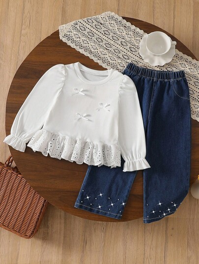Girls' Spring/Autumn Sweet Style Outfit, Includes White Round Neck Bow Puff Sleeve Top And Dark Blue Denim Wide Leg Pants. The Top Hem Features Hollow Lace Ruffle Trim, And The Pants Hem Is Decorated With Pearl Accents. Made Of Cotton And Denim Patchwork, Soft, Comfortable And Durable. Suitable For Daily School, Kindergarten Activities, Family Outings And Holiday Photos, Creating A Fresh And Elegant Little Princess Look.