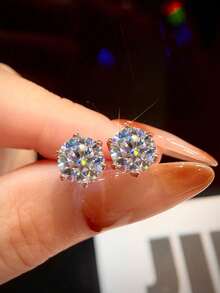 1件裝莫桑石耳釘式耳環，經典款 0.5ct 六爪設計，適合女性日常配戴與特殊場合 - 六爪莫桑耳釘 - 查看 4