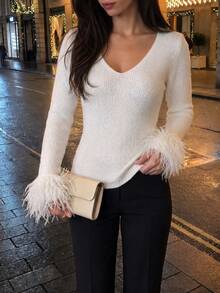 Sweater Rajut Lembut Leher V dengan Manset Bulu, Atasan Wanita Lengan Panjang Elegan Warna Polos Lembut - Putih - View 2