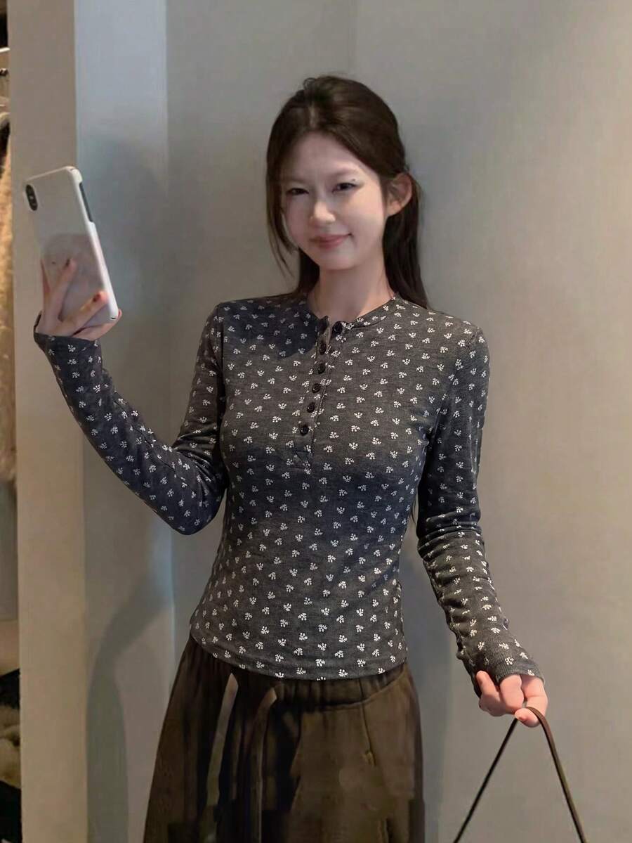 女款亨利領鈕扣碎花長袖針織T恤,韓系內搭上衣,秋季襯衫 - 深灰色 - 查看 1