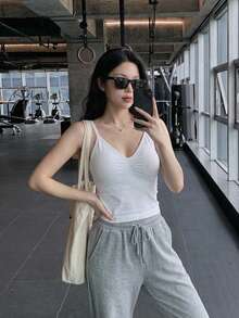 女款瑜伽背心，內置胸墊，可調節肩帶設計健身瑜伽上衣，抓皺運動背心，適合健身房運動，白色 - 白色 - 查看 4