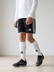 Adidas شورتات أولاد مراهقين قابلة للتنفس ناعمة سريعة الجفاف كاجوال للجري والشاطئ JN7170 - الأسود - مشاهدة 2