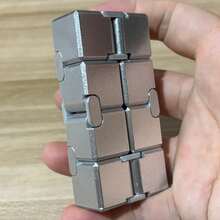 金屬合金 2x2 多功能魔方指尖玩具,啞光金屬質感,精湛工藝,藝術壓力緩解玩具,優雅裝飾玩具,增強認知能力與問題解決能力-趣味玩具,壓力緩解小工具,焦慮緩解指尖玩具,課堂無聊玩具,發洩小工具,手指玩具,成人壓力緩解玩具,翻轉手指魔方指尖玩具 - 110g - 查看 4