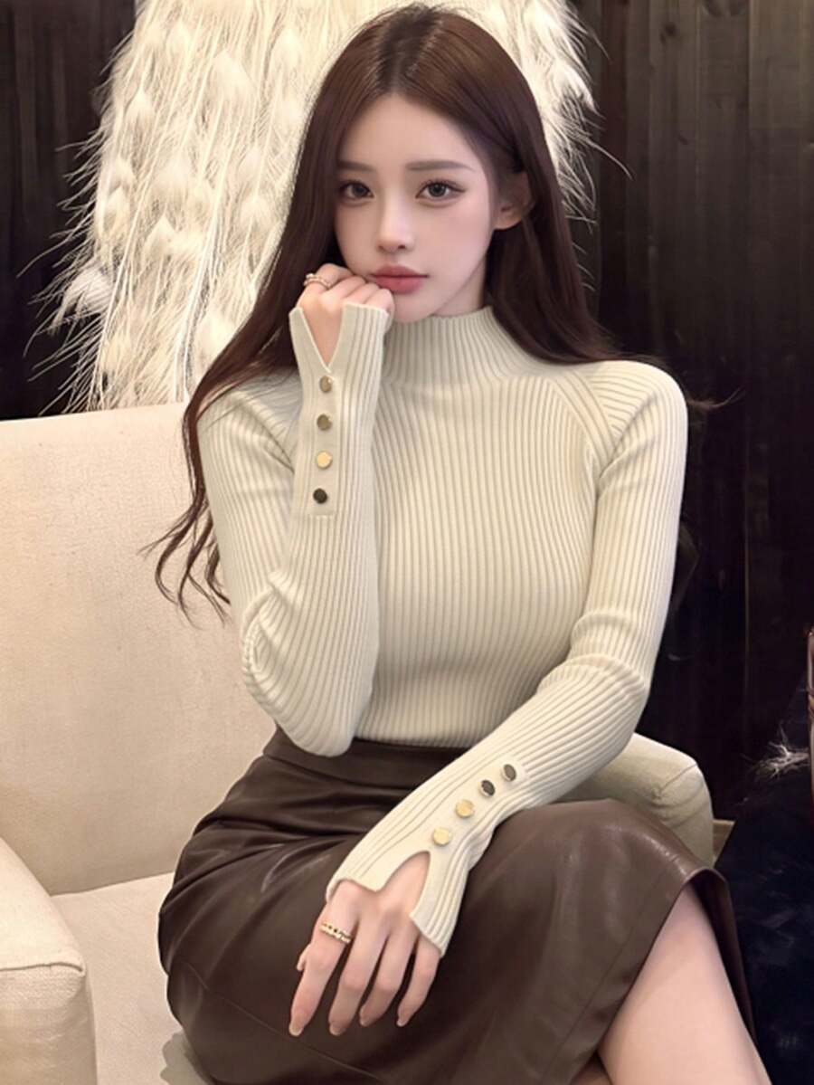 女款春秋冬季新款卡其色半高領針織內搭上衣,保暖毛衣配金屬鈕扣裝飾,通勤日常穿著,可單穿或作為外搭 - 米杏色 - 查看 1