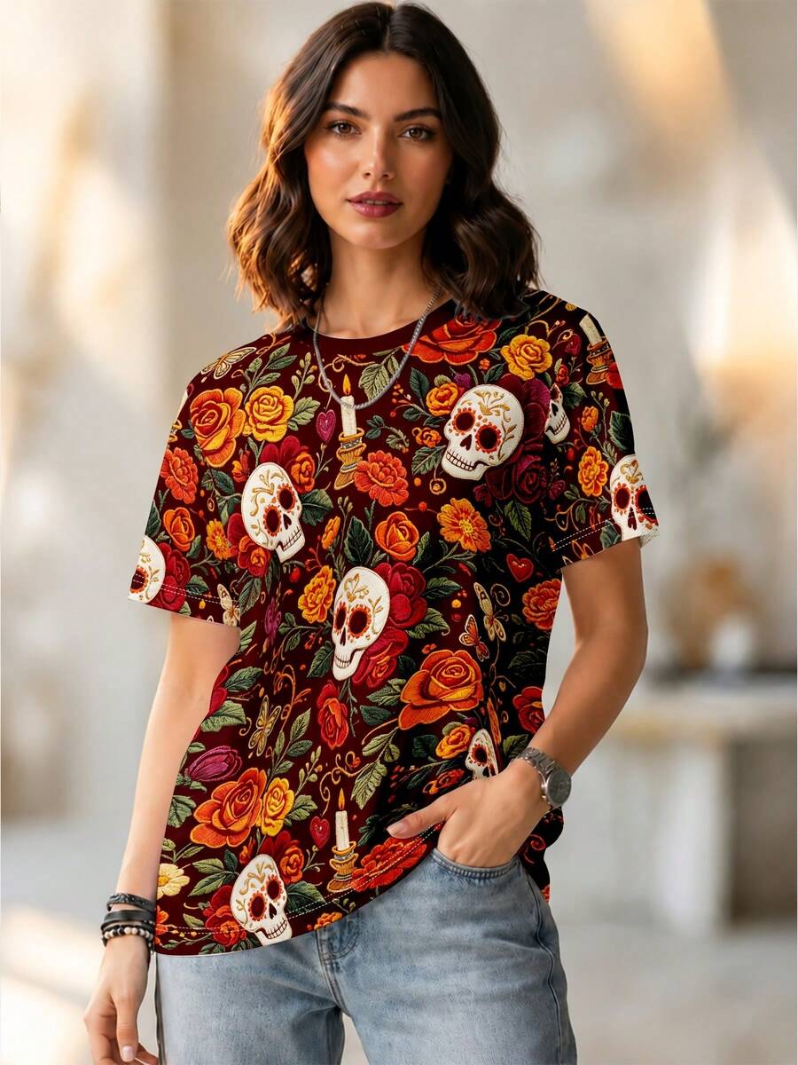 Camiseta de manga corta con cuello redondo y estampado temático de "Día de Muertos" para mujer. Diseñada con motivos festivos que incluyen calaveras pintadas, flores, calabazas, máscaras y e - Multicolor - Ver 1
