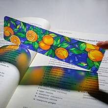Set 3 buah pembatas buku akrilik bermotif buah kaca patri kreatif, menampilkan pola warna-warni jeruk dan delima sebagai dekorasi bacaan. Sangat cocok sebagai hadiah liburan untuk pecinta buku, penggemar buah, dan pembaca wanita. - Satu ukuran cocok untuk semua. - View 10