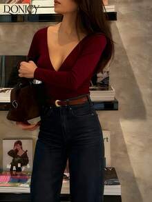 DONICY 女款純色深V露背細肩帶長袖緊身連身衣，修身彈性百搭T恤上衣，適合日常街頭穿搭 - 酒紅色 - 查看 4