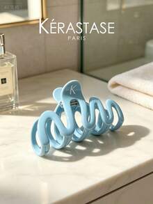 Jepit Rambut Kérastase Stylish Warna Biru Muda dengan Gigi Bergelombang, Jepit Rambut Akrilik dengan Pegangan Kuat dan Detail Logo K, Aksesori Rambut Nyaman untuk Kerja, Kencan, dan Pemakaian Sehari-hari - Biru - View 2