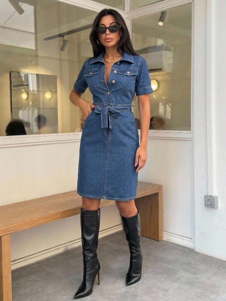 Blue White فستان جينز بتفاصيل حزام من Banny